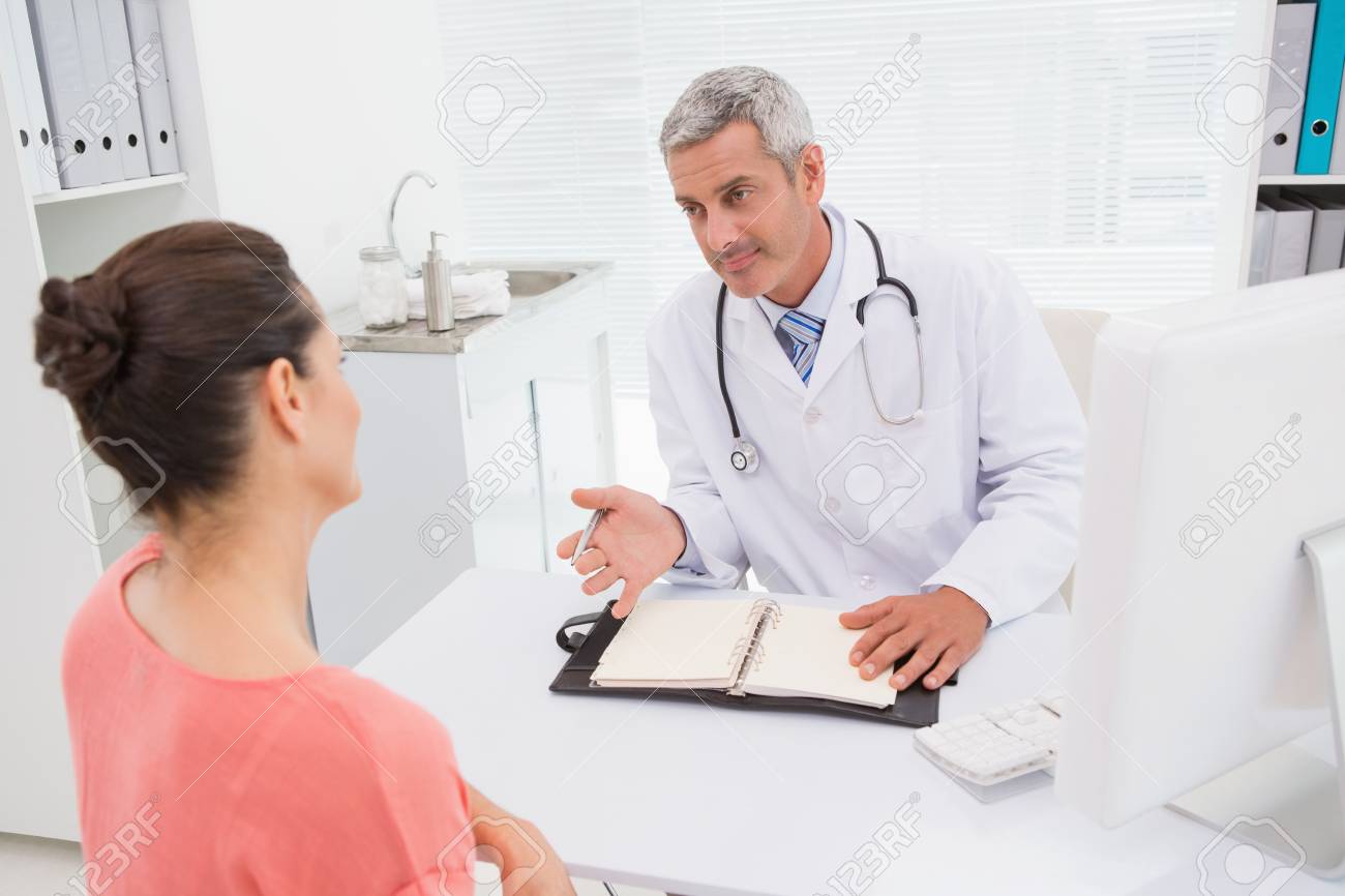 Médico realizando una consulta