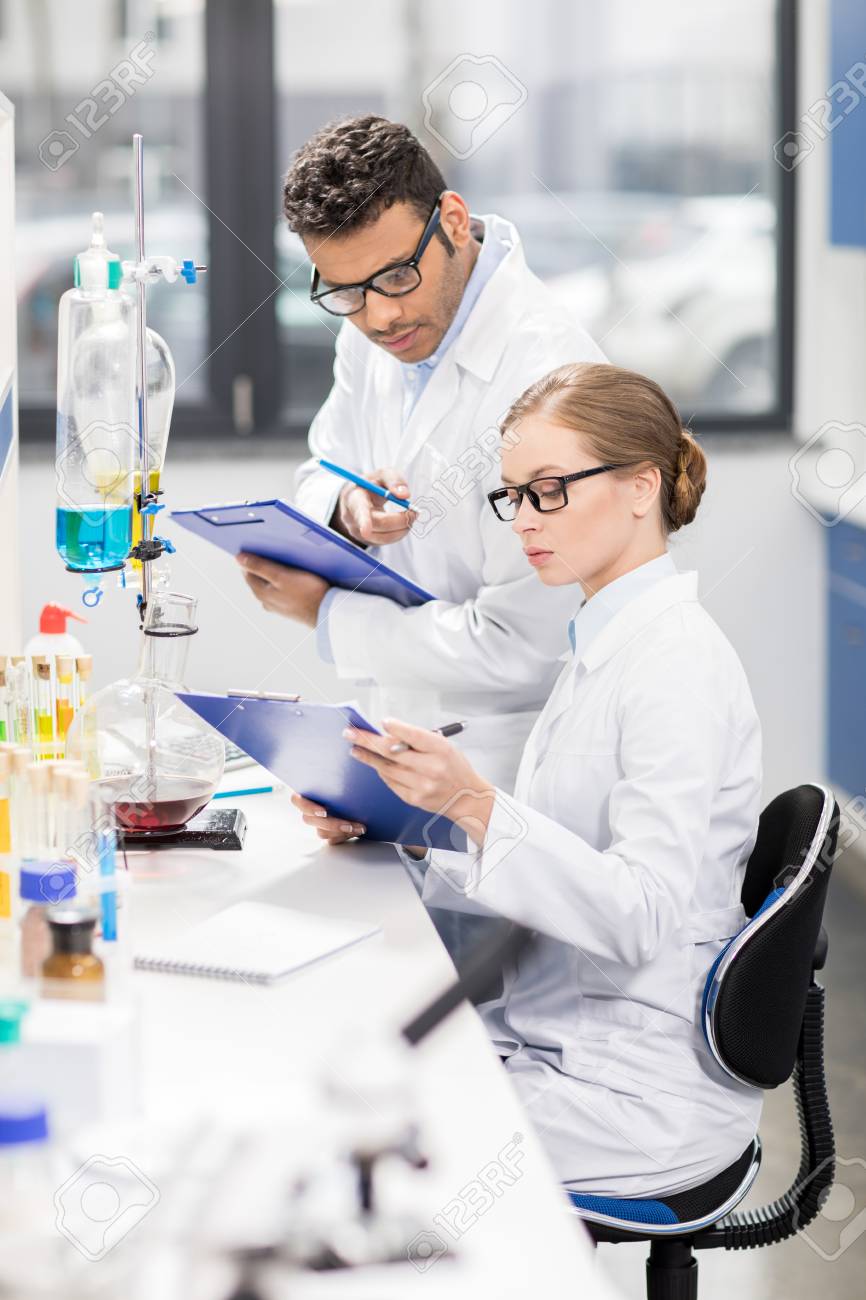 Científicos trabajando en laboratorio