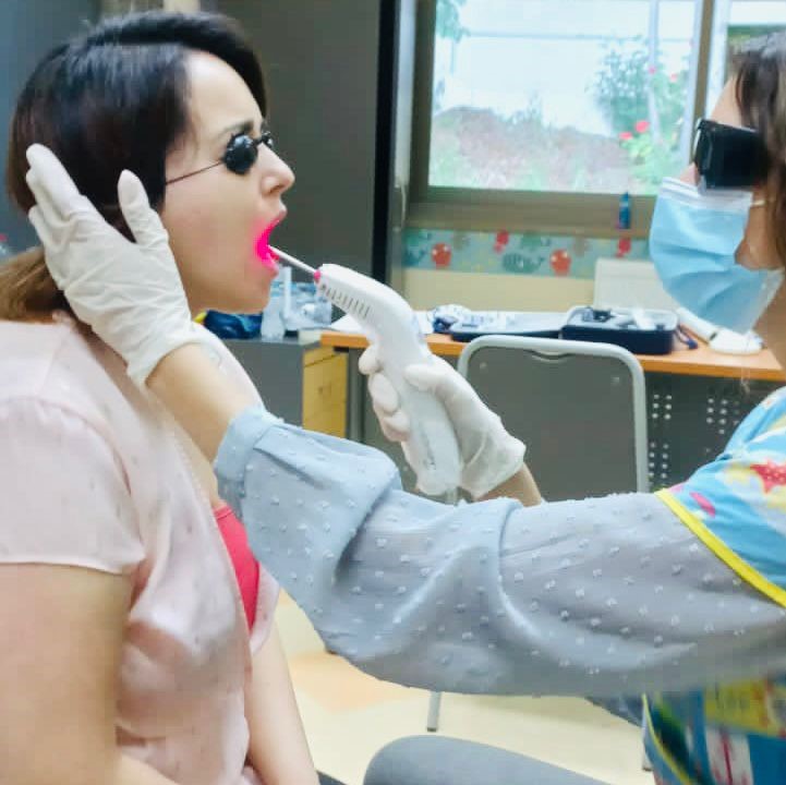 Paciente en sesión de fotobiomodulación