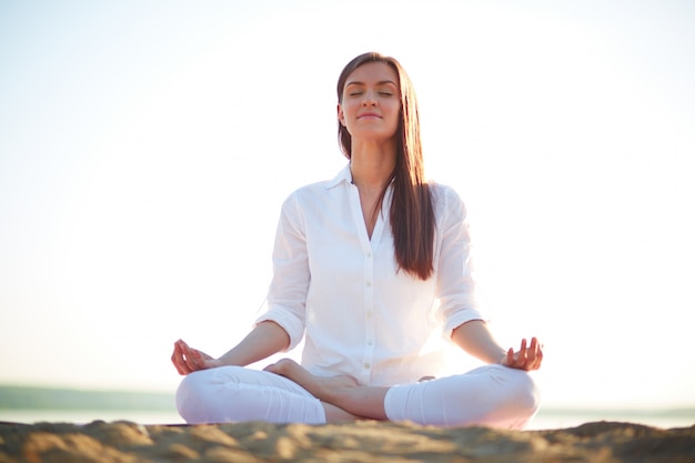 Mujer meditando